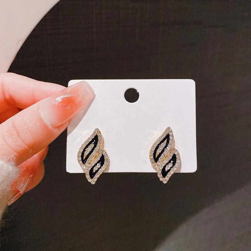 Full Crystal Rhinestone Leaf Stud Earring for Women Black White Geometry Jewelry Accessory
Full Crystal Rhinestone Leaf Stud Earring for Women Black White Geometry Jewelry Accessory