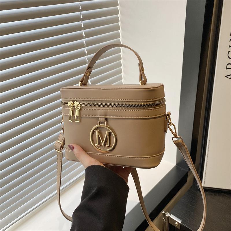 Spring and summer new trend hand carry portable box small square bag fashion casual letter hand carry single shoulder messenger bag хакі
Spring and summer new trend hand carry portable box small square bag fashion casual letter hand carry single shoulder messenger bag хакі