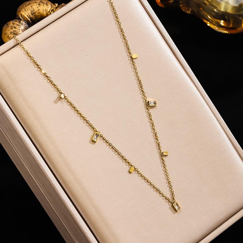 Ожерелье-чокер из титановой стали с позолотой и хрустальной кисточкой, инкрустированное цирконом, не тускнеющее
Ожерелье-чокер из титановой стали с позолотой и хрустальной кисточкой, инкрустированное цирконом, не тускнеющее