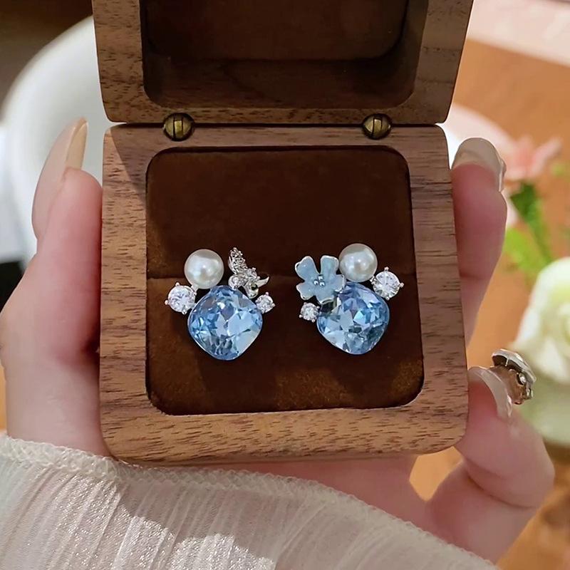 Zircon butterfly flower pearl earrings light luxury high-end temperament earrings fashion explosion super flash earrings women
Zircon butterfly flower pearl earrings light luxury high-end temperament earrings fashion explosion super flash earrings women