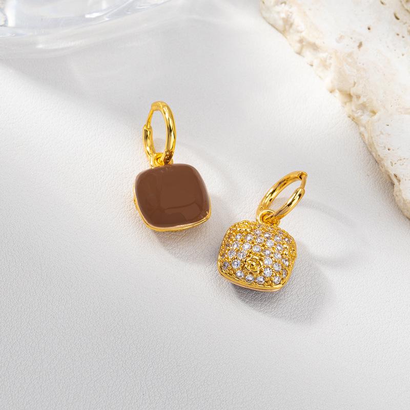 Elegant Geometric Red Square Stud Earrings: Versatile Retro Hong Kong Style with Detachable Two-Way Wear коричневий
Elegant Geometric Red Square Stud Earrings: Versatile Retro Hong Kong Style with Detachable Two-Way Wear коричневий