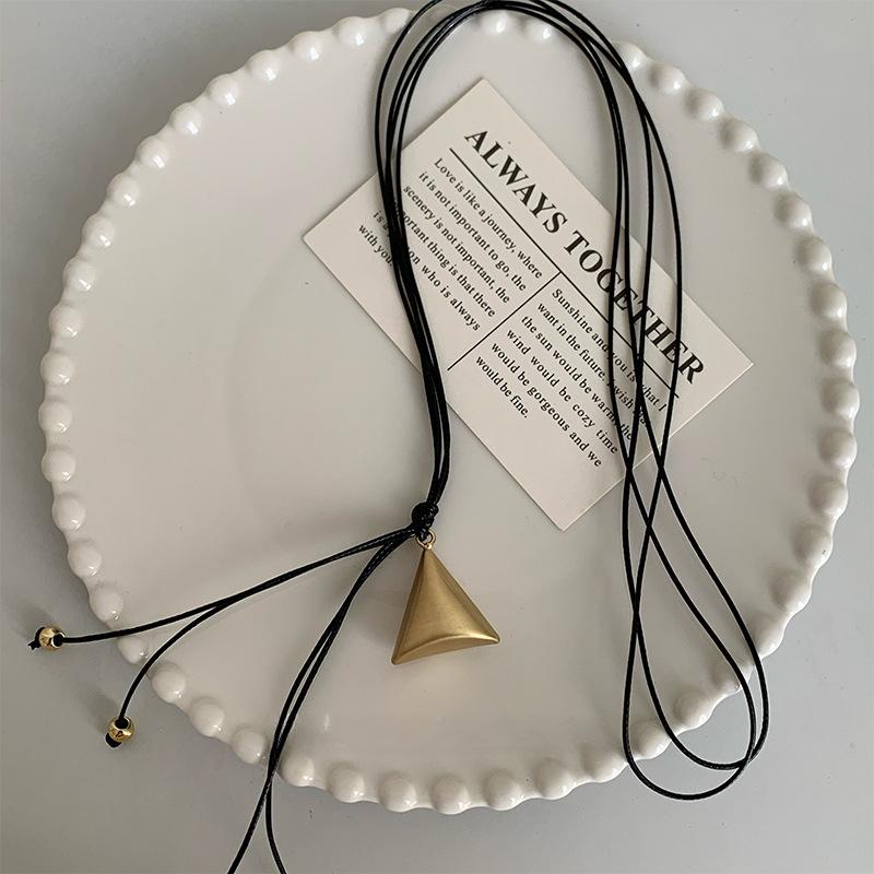 Fashion Simple Smooth Surface Stereo Triangle-shaped Pendant Multi-layered Black Leather Chain Necklace for Men Women Zircon золотой
Fashion Simple Smooth Surface Stereo Triangle-shaped Pendant Multi-layered Black Leather Chain Necklace for Men Women Zircon золотой