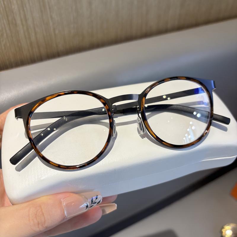 New High-Quality Titanium Frame Reading Glasses For Men Women Middle-Aged Elderly Retro Round Frame Thin Screwless Ultra-Light 0 коричневый
New High-Quality Titanium Frame Reading Glasses For Men Women Middle-Aged Elderly Retro Round Frame Thin Screwless Ultra-Light 0 коричневый