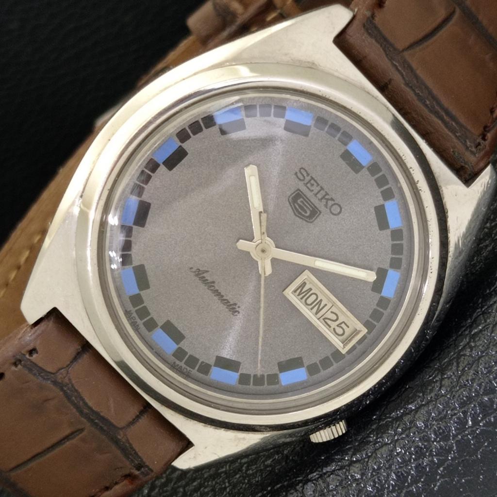 ВИНТАЖНЫЕ МУЖСКИЕ ЧАСЫ SEIKO 5 AUTOMATIC 7009A ЯПОНИЯ С СЕРЫМ ЦВЕТОМ ЦИФЕРБЛАТА a500116-2 R151a-a500116
ВИНТАЖНЫЕ МУЖСКИЕ ЧАСЫ SEIKO 5 AUTOMATIC 7009A ЯПОНИЯ С СЕРЫМ ЦВЕТОМ ЦИФЕРБЛАТА a500116-2 R151a-a500116