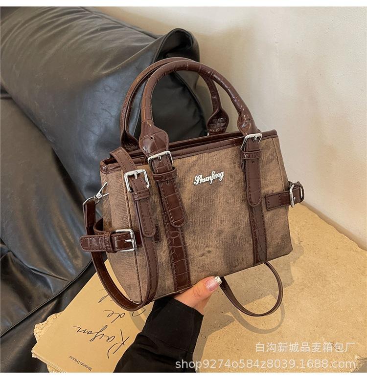 Stylish contrasting color portable small bag women s 2025 new Korean version of foreign style messenger bag niche design commuter shoulder bag
Stylish contrasting color portable small bag women s 2025 new Korean version of foreign style messenger bag niche design commuter shoulder bag