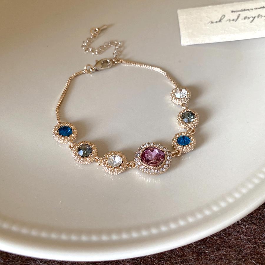 Vintage Court Style Rhinestone Square Bracelet - Elegant High-End Jewelry for Women
Vintage Court Style Rhinestone Square Bracelet - Elegant High-End Jewelry for Women