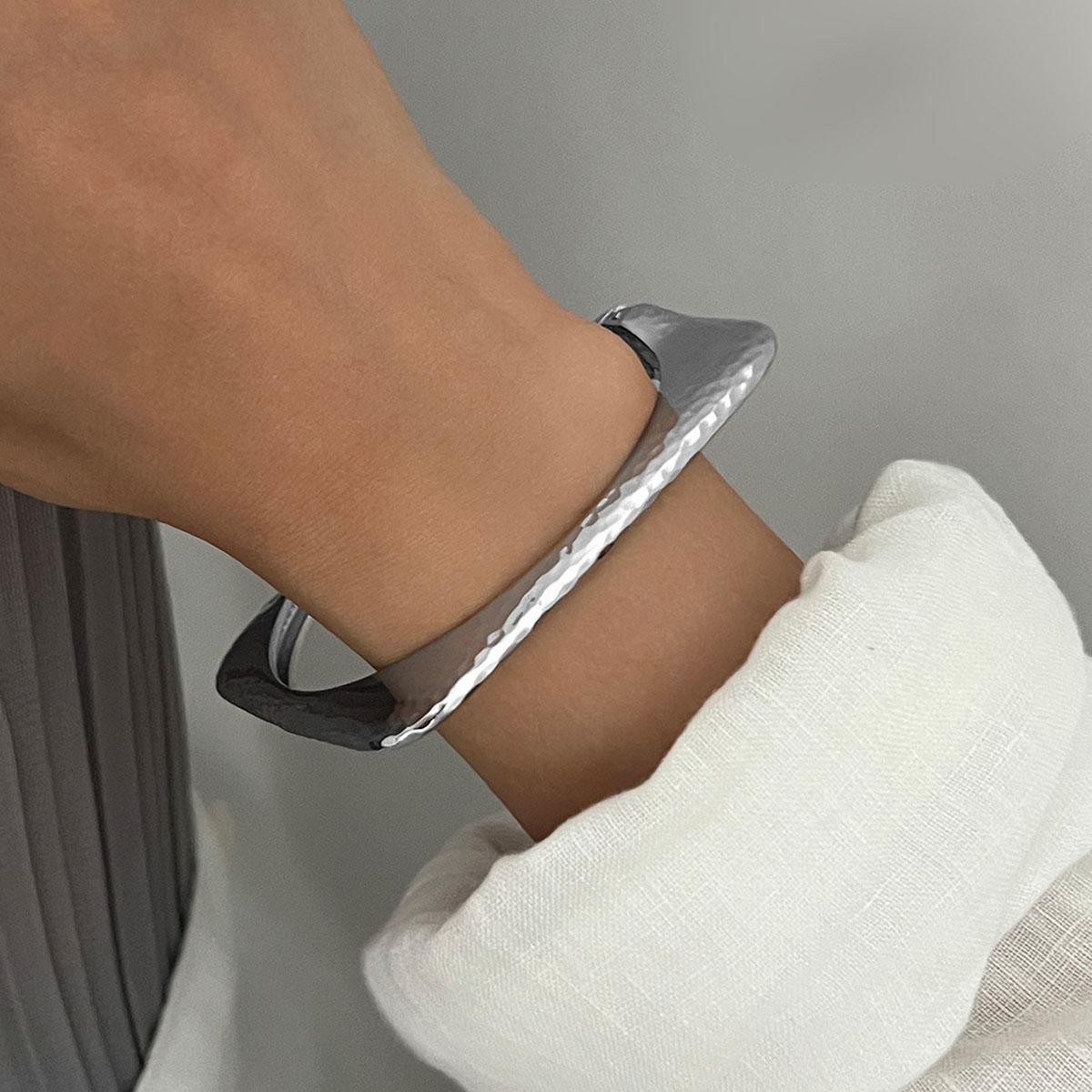 Square Hammer Pattern Bangle Women Lady Exaggerated Opening Bracelet Geometry Niche Trend Design Zircon Rock Punk Accessories
Square Hammer Pattern Bangle Women Lady Exaggerated Opening Bracelet Geometry Niche Trend Design Zircon Rock Punk Accessories