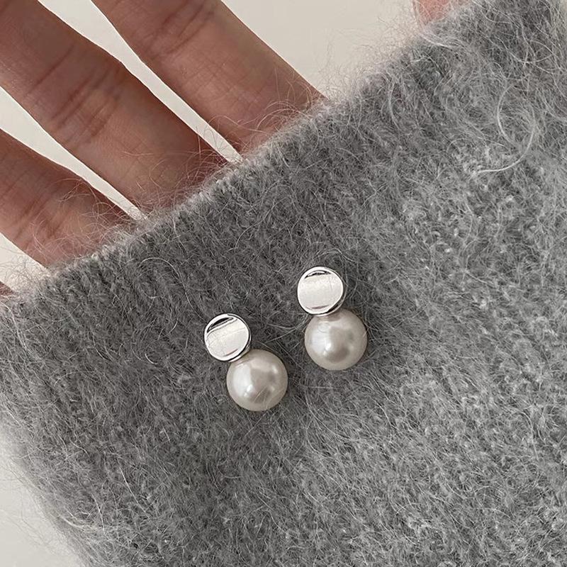 High-End Round Metal Pearl Stud Earrings: Korean Retro, Simple, Versatile Fashion Accessories for Women.
High-End Round Metal Pearl Stud Earrings: Korean Retro, Simple, Versatile Fashion Accessories for Women.
