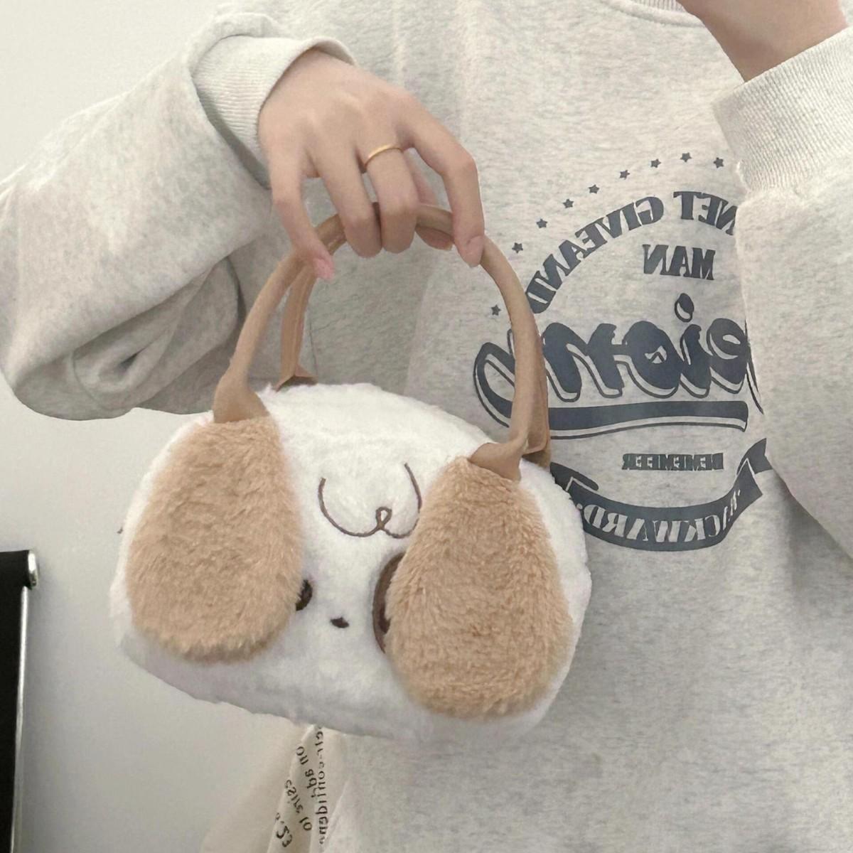 2025 new niche design autumn and winter cute plush puppy bag soft hand-held pain bag versatile fur bag белый
2025 new niche design autumn and winter cute plush puppy bag soft hand-held pain bag versatile fur bag белый