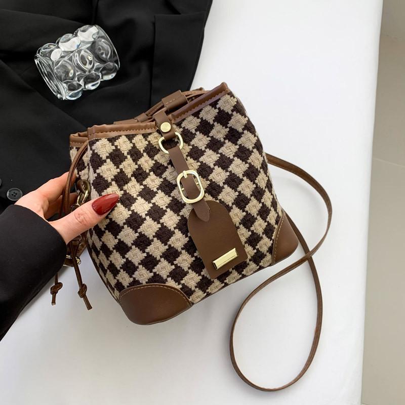 Trendy Woolen Plaid Bucket Bag With Street Fashion Feel Commute Single Shoulder Crossbody Bag Chic Brown Black коричневый
Trendy Woolen Plaid Bucket Bag With Street Fashion Feel Commute Single Shoulder Crossbody Bag Chic Brown Black коричневый