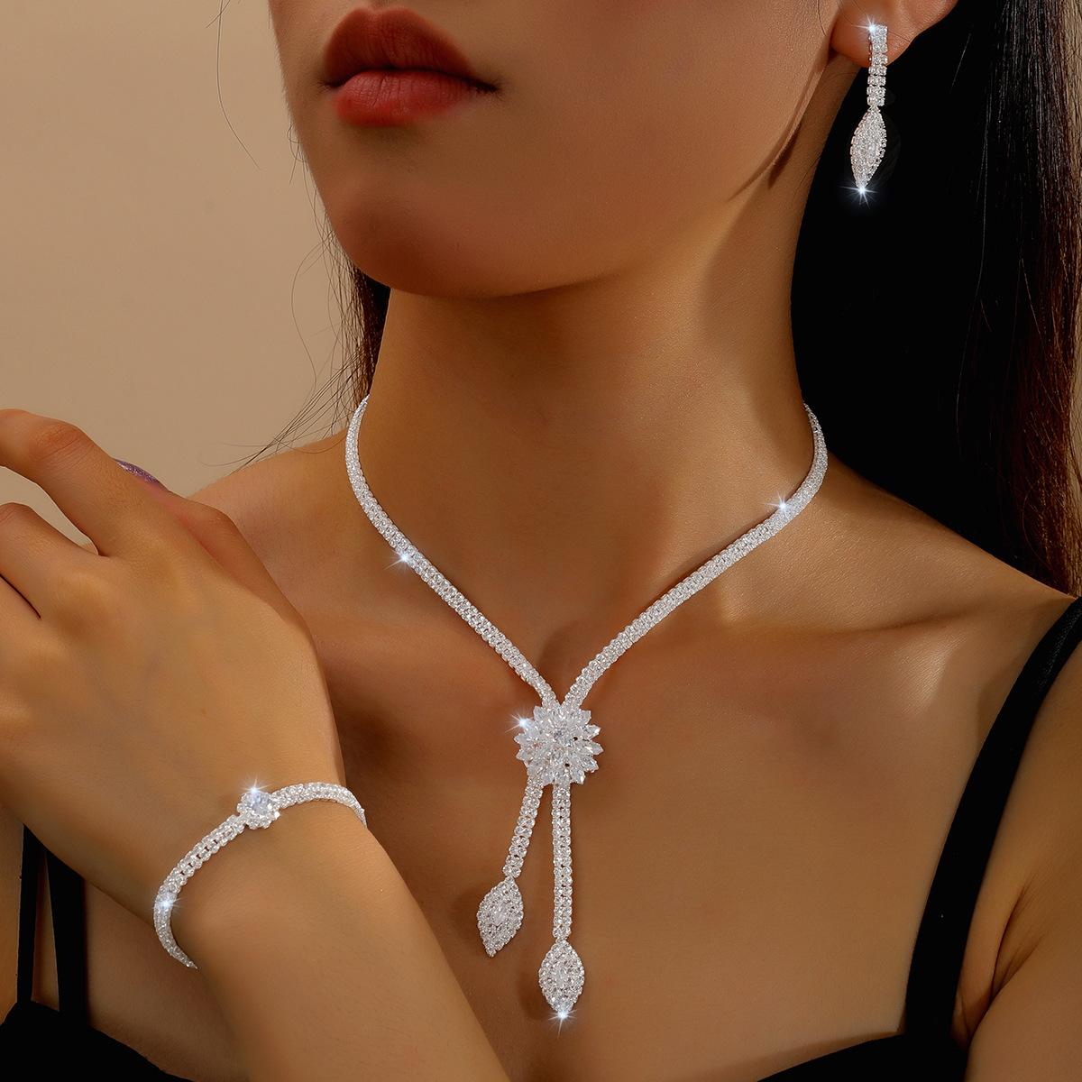 2026 European and American Flower Zircon Necklace Earrings Bracelet Bridal Jewelry Wedding Photography Set Banquet 45CM
2026 European and American Flower Zircon Necklace Earrings Bracelet Bridal Jewelry Wedding Photography Set Banquet 45CM