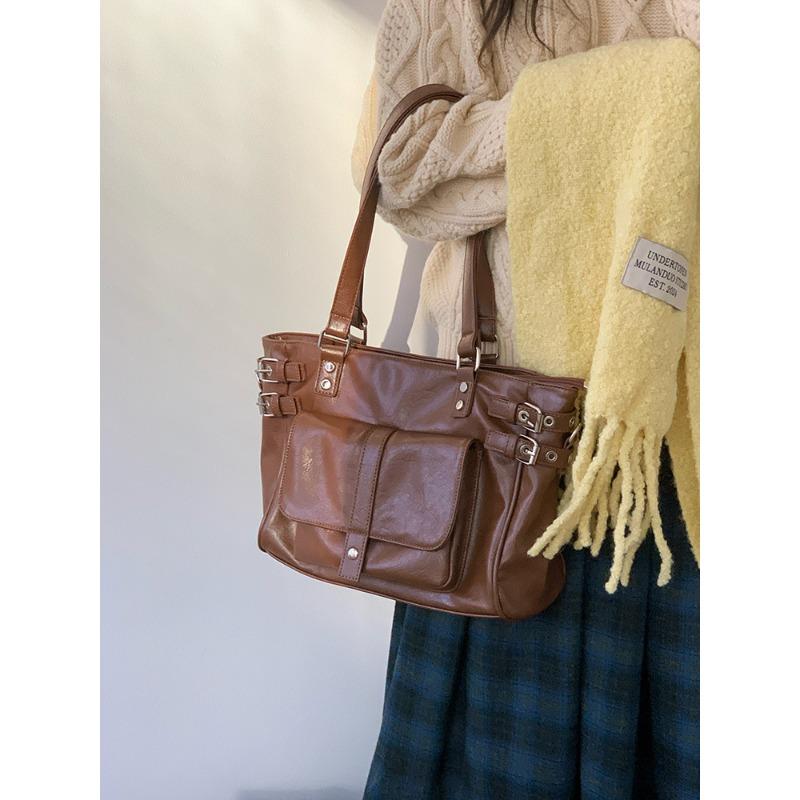 Autumn and winter new retro coffee versatile large-capacity commuter tote bag college style shoulder messenger bag коричневий
Autumn and winter new retro coffee versatile large-capacity commuter tote bag college style shoulder messenger bag коричневий