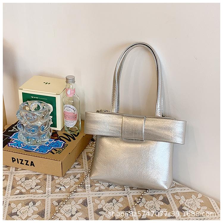 Women s bag 2025 new Korean fashion bow girl handbag pearlescent princess messenger bag серебряный
Women s bag 2025 new Korean fashion bow girl handbag pearlescent princess messenger bag серебряный