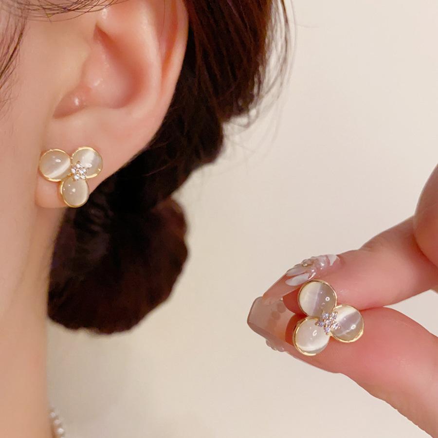 Silver needle zir*****pal flower stud earrings, small temperament design earrings, fashionable and versatile earrings.
Silver needle zir*****pal flower stud earrings, small temperament design earrings, fashionable and versatile earrings.