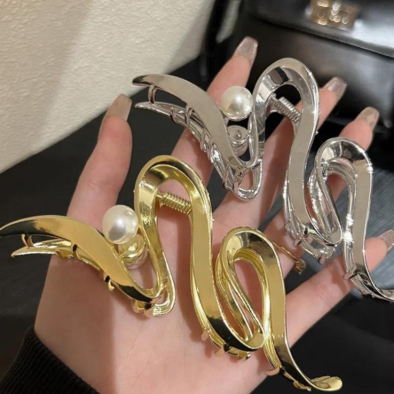 Pearl Wave Grab Clip Niche Design Cold Wind Premium Feeling Hair Clip Headdress Back of the Head Plate Hair Metal Shark Clip срібний
Pearl Wave Grab Clip Niche Design Cold Wind Premium Feeling Hair Clip Headdress Back of the Head Plate Hair Metal Shark Clip срібний