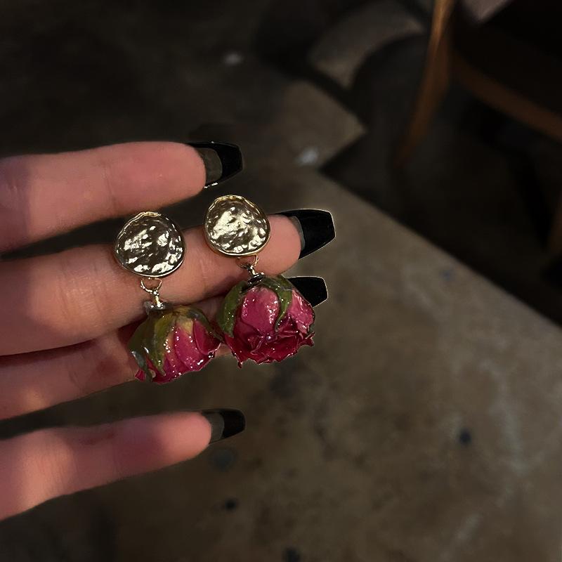 Silver needle eternal rose earrings female French retro niche fairy stud earrings temperament personalized earrings
Silver needle eternal rose earrings female French retro niche fairy stud earrings temperament personalized earrings
