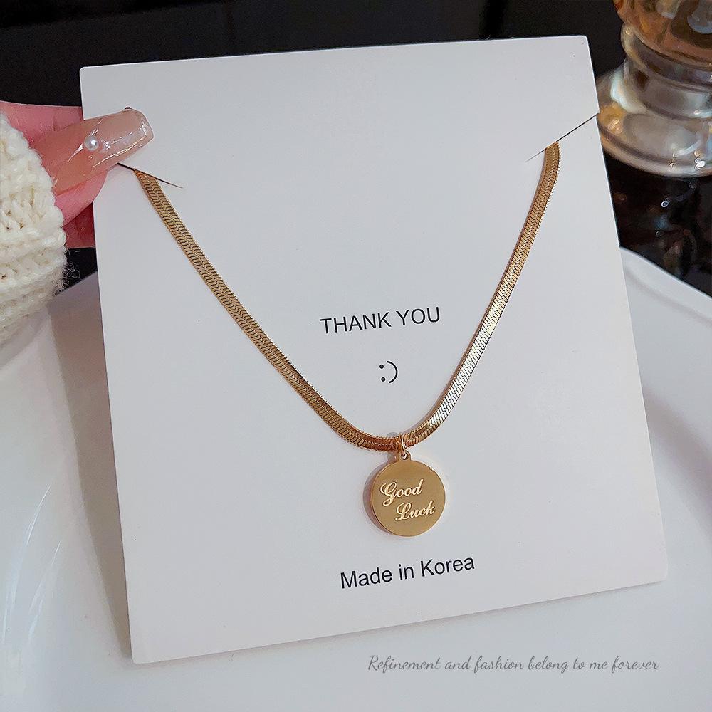 18K Gold Round Tag Titanium Steel Necklace - Light Luxury Niche Blade Chain Choker for Women s Cold Style.
18K Gold Round Tag Titanium Steel Necklace - Light Luxury Niche Blade Chain Choker for Women s Cold Style.