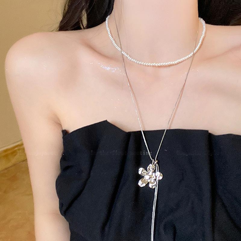 Korean flower pendant necklace fashion simple temperament collarbone chain niche versatile light luxury high-end jewelry
Korean flower pendant necklace fashion simple temperament collarbone chain niche versatile light luxury high-end jewelry
