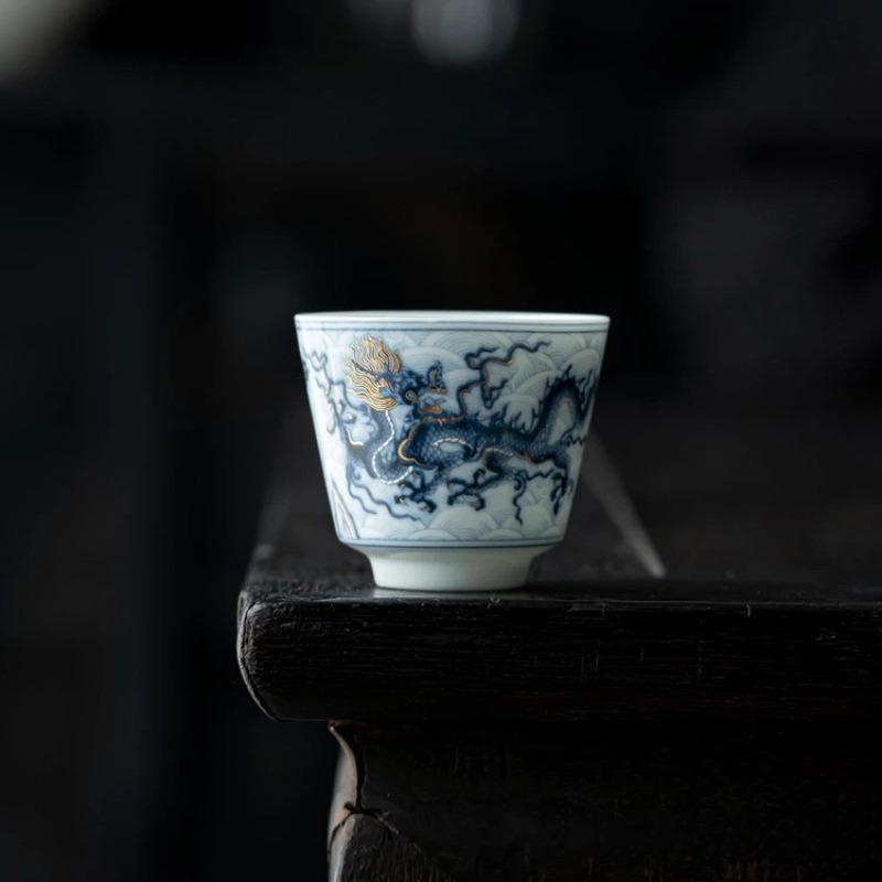 Retro blue and white dragon coiled cloud tea cup, auspicious cloud dragon patterned tea cup, home painted gold customer cup 50ML
Retro blue and white dragon coiled cloud tea cup, auspicious cloud dragon patterned tea cup, home painted gold customer cup 50ML