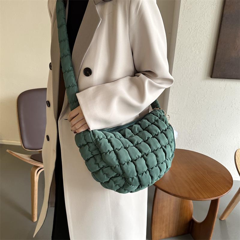 Winter Pleated Trend Embroidery Thread Pleated Square Simplicity One Shoulder Underarm Portable Tote Bag Women
Winter Pleated Trend Embroidery Thread Pleated Square Simplicity One Shoulder Underarm Portable Tote Bag Women