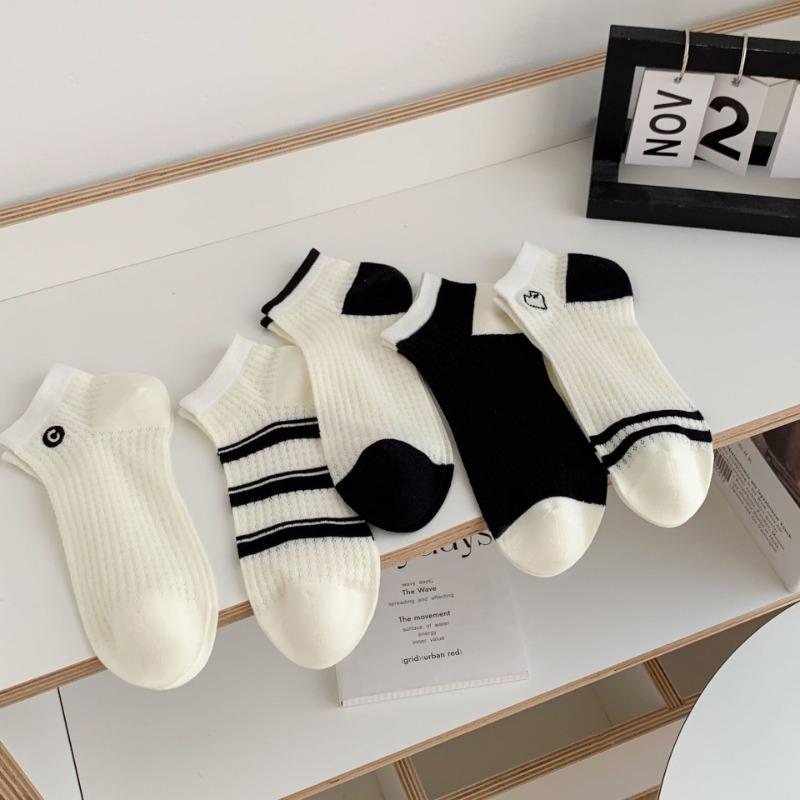 A Woman Wearing Summer Mesh Black and White Simple Embroidered Lettering Ultra-thin and Breathable Short Socks 1 pair чёрный
A Woman Wearing Summer Mesh Black and White Simple Embroidered Lettering Ultra-thin and Breathable Short Socks 1 pair чёрный
