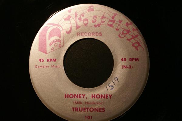 7inch Record TRUE TONES, MILLS BROTHERS - Honey, Honey / Gloria 101 Nostalgia Recor US Blues Used
7inch Record TRUE TONES, MILLS BROTHERS - Honey, Honey / Gloria 101 Nostalgia Recor US Blues Used