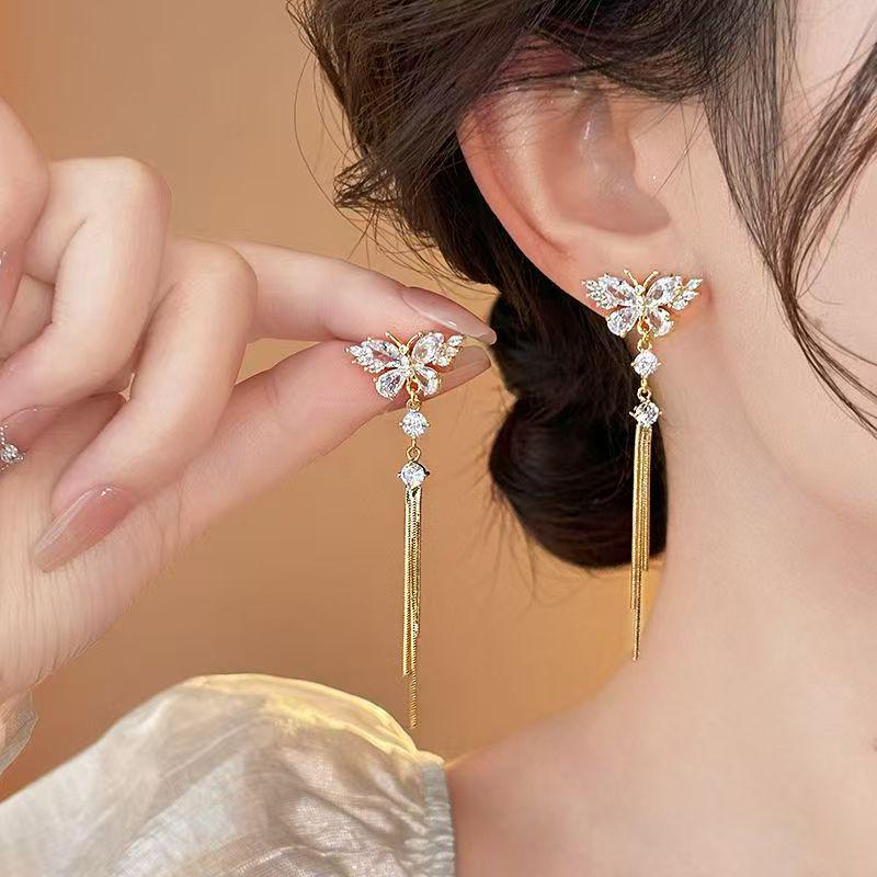 Серьги-кисточки с бабочками золотистого тона и бриллиантами - Модные изысканные женские украшения 2025 года
Серьги-кисточки с бабочками золотистого тона и бриллиантами - Модные изысканные женские украшения 2025 года