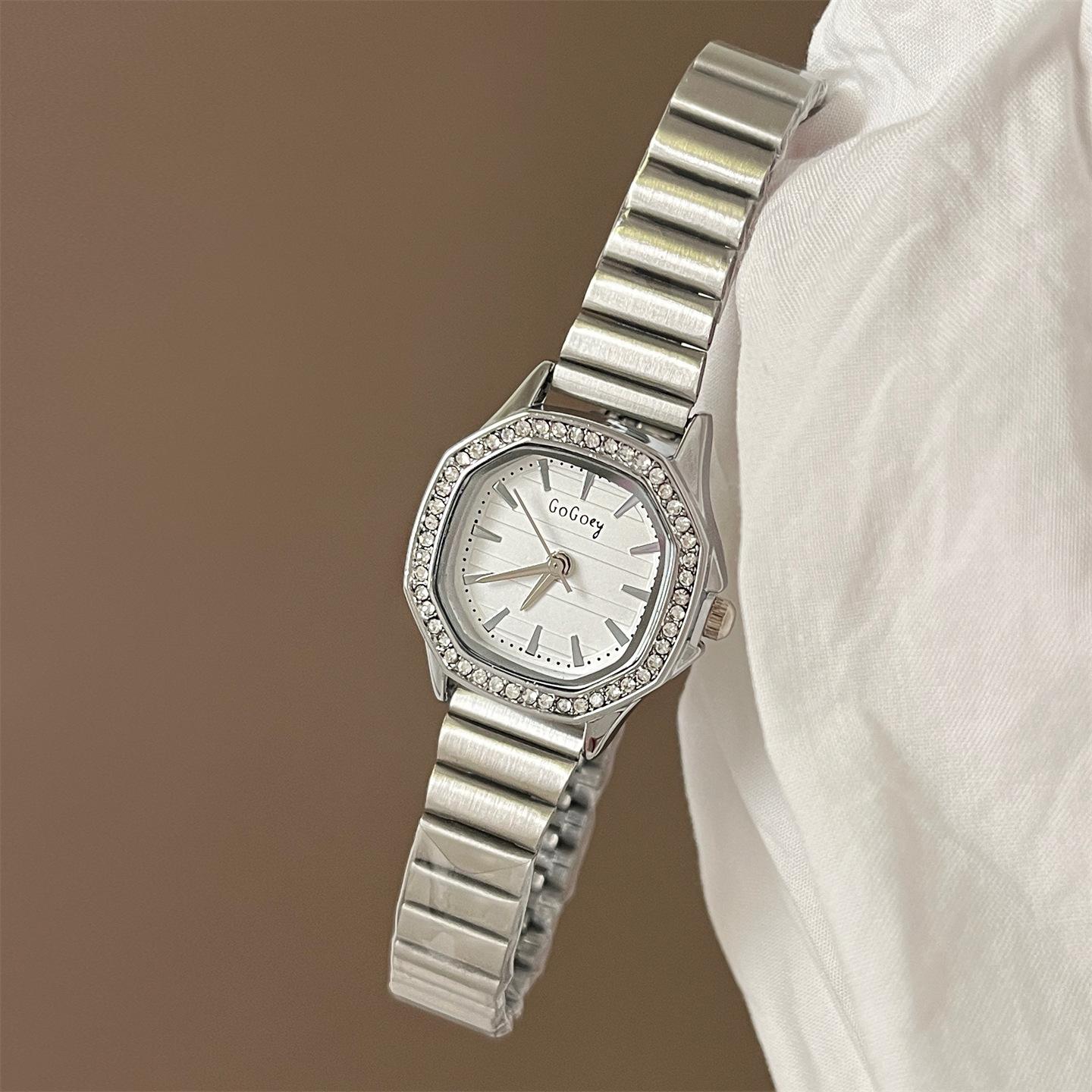 Small Dial With Diamond Strips Ding Metal Bamboo Chain Quartz Watch Women S Niche Light Luxury Retro
Small Dial With Diamond Strips Ding Metal Bamboo Chain Quartz Watch Women S Niche Light Luxury Retro