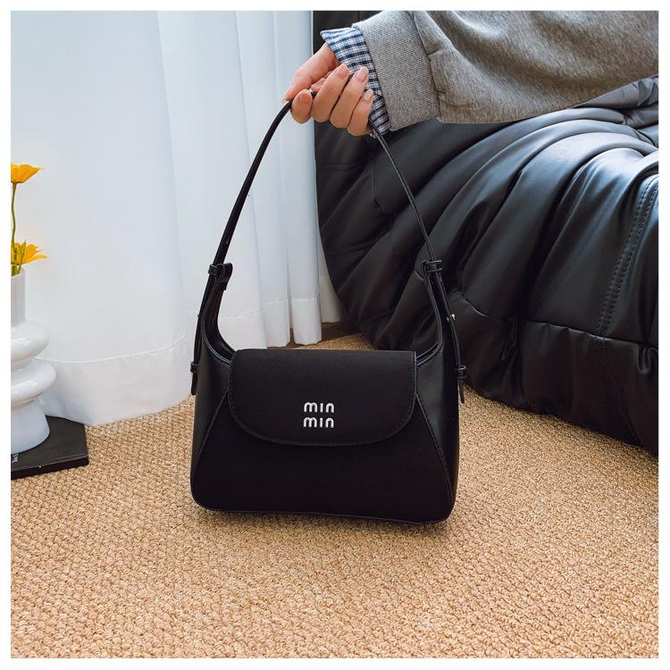 This year s popular portable small bag women s new 2025 high-texture niche commuter shoulder messenger bag чёрный
This year s popular portable small bag women s new 2025 high-texture niche commuter shoulder messenger bag чёрный
