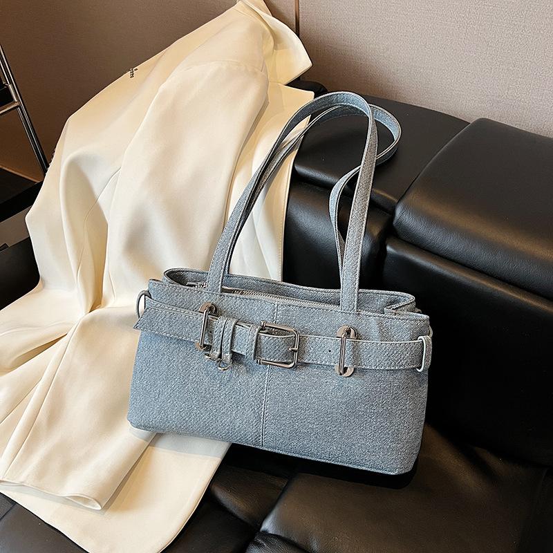 Премиальный сенс простая подмышечная джинсовая сумка женская 2025 лето новая простая сумка-локомотив большая вместимость сумка через плечо 29*9*16 светло-синий
Премиальный сенс простая подмышечная джинсовая сумка женская 2025 лето новая простая сумка-локомотив большая вместимость сумка через плечо 29*9*16 светло-синий