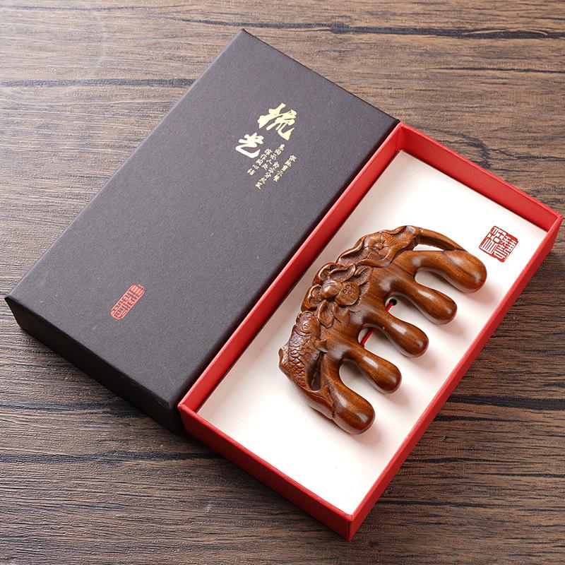 Сандаловая расческа для прочистки меридианов - Пятизубцовая с шариковыми кончиками и резьбой в виде лотоса и рыбы
Сандаловая расческа для прочистки меридианов - Пятизубцовая с шариковыми кончиками и резьбой в виде лотоса и рыбы