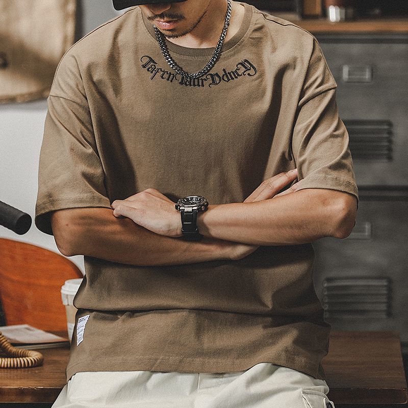 Мужская футболка с короткими рукавами и вышивкой в американском стиле ретро, мужская одежда из чистого хлопка, тяжелая свободная мужская одежда больших размеров, летняя 6XL хаки
Мужская футболка с короткими рукавами и вышивкой в американском стиле ретро, мужская одежда из чистого хлопка, тяжелая свободная мужская одежда больших размеров, летняя 6XL хаки