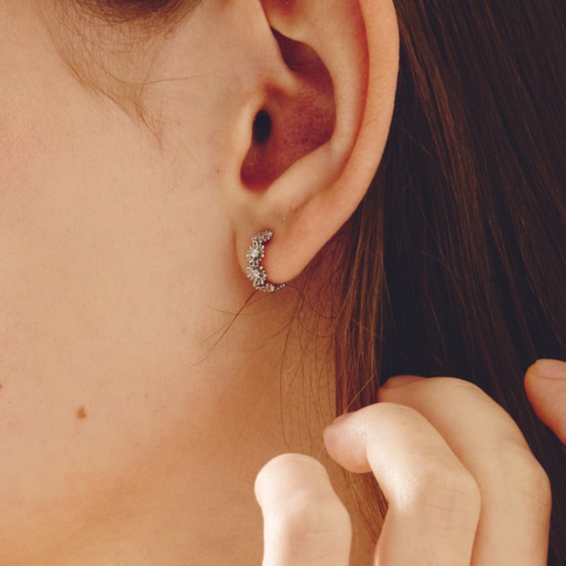 noonoo fingers Boutique Flower Earrings WHITE GOLD
noonoo fingers Boutique Flower Earrings WHITE GOLD