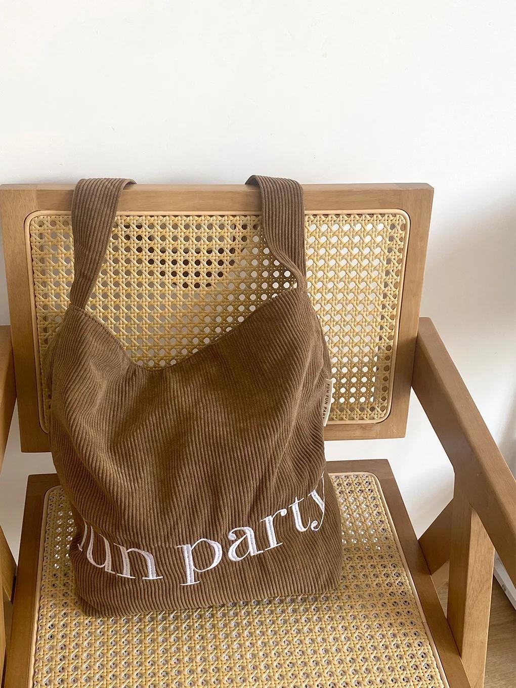 Simple Letter Embroidery Women s Shoulder Bags Commute Corduroy Ladies Shopping Bag Solid Color Female Girls Book Tote Handbags кавовий
Simple Letter Embroidery Women s Shoulder Bags Commute Corduroy Ladies Shopping Bag Solid Color Female Girls Book Tote Handbags кавовий