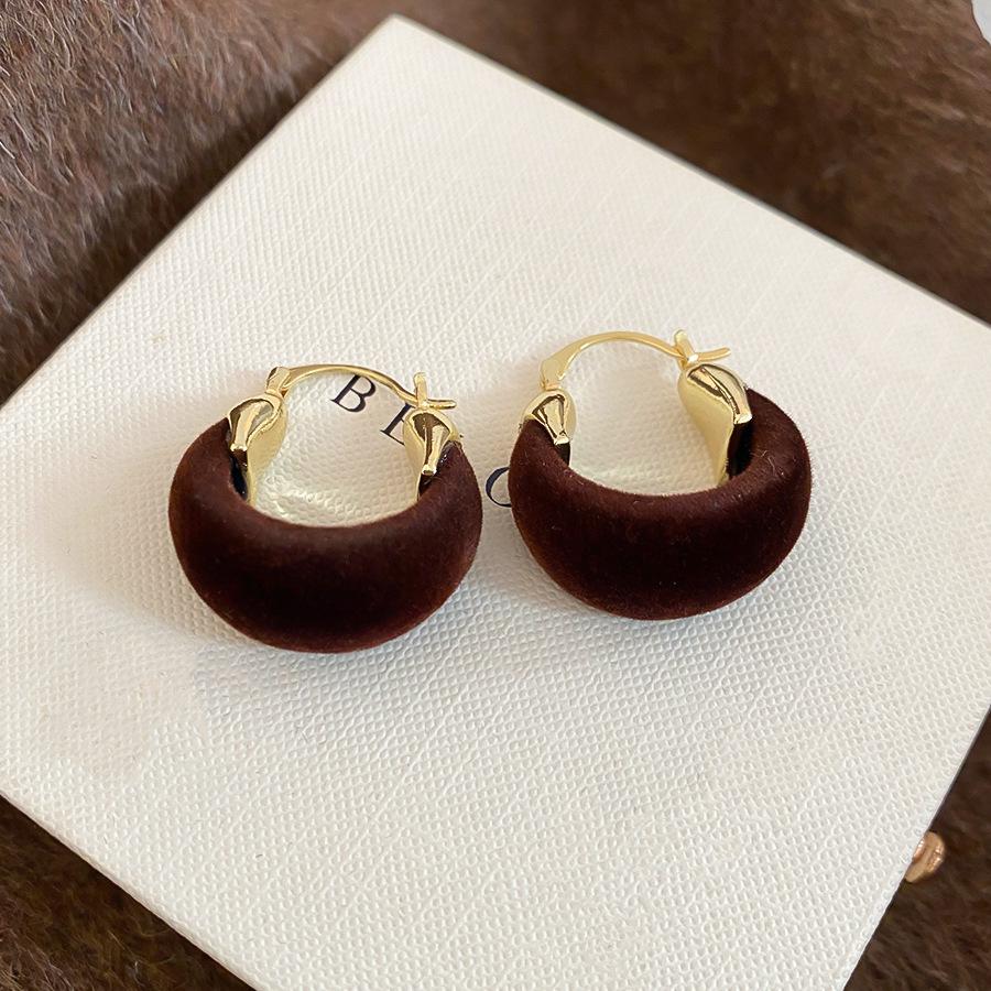 2025 new flocking round ear buckles autumn and winter temperament commuting versatile earrings light luxury earrings women
2025 new flocking round ear buckles autumn and winter temperament commuting versatile earrings light luxury earrings women