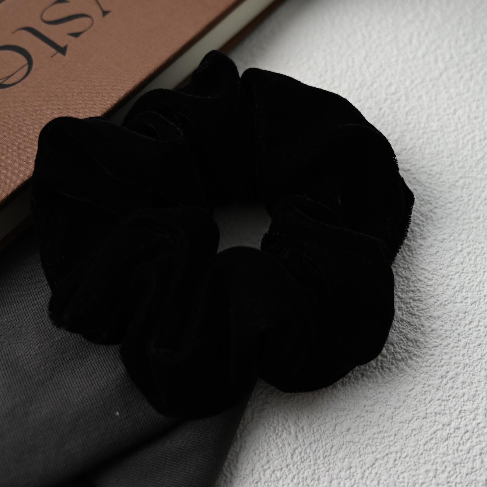 Модные зимние головные уборы Черный велюр с закрученным краем Скранчи для волос Женские элегантные резинки для волос Эластичные резинки для волос Аксессуары для волос
Модные зимние головные уборы Черный велюр с закрученным краем Скранчи для волос Женские элегантные резинки для волос Эластичные резинки для волос Аксессуары для волос