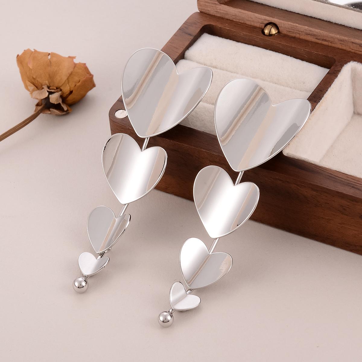 Simple love fringed earrings women s splicing high-end temperament versatile stud earrings metal glossy exaggerated earrings
Simple love fringed earrings women s splicing high-end temperament versatile stud earrings metal glossy exaggerated earrings