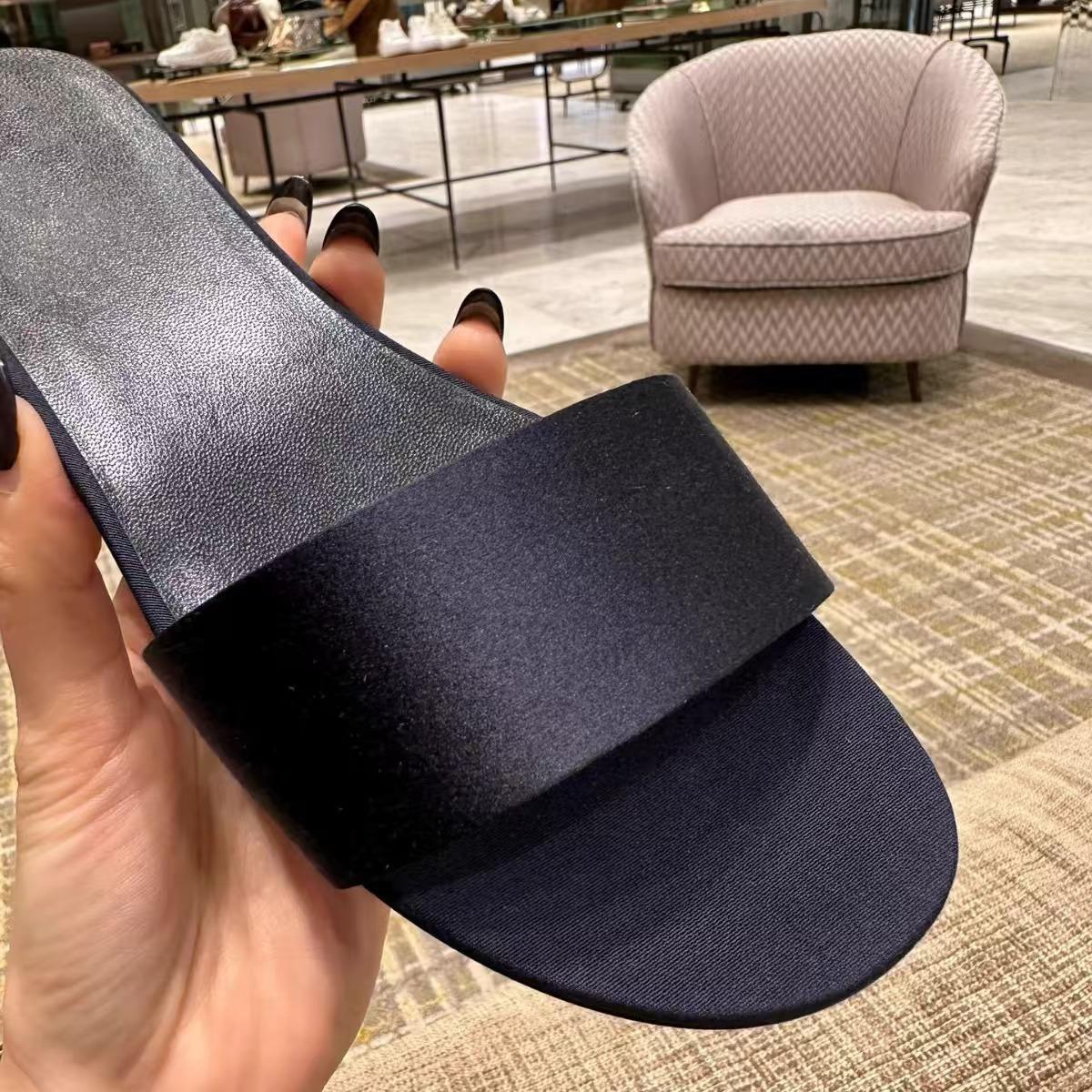 One-word cool slippers for women to wear new leather high-heeled kittens and minimalist semi-stilettos 34 белый
One-word cool slippers for women to wear new leather high-heeled kittens and minimalist semi-stilettos 34 белый