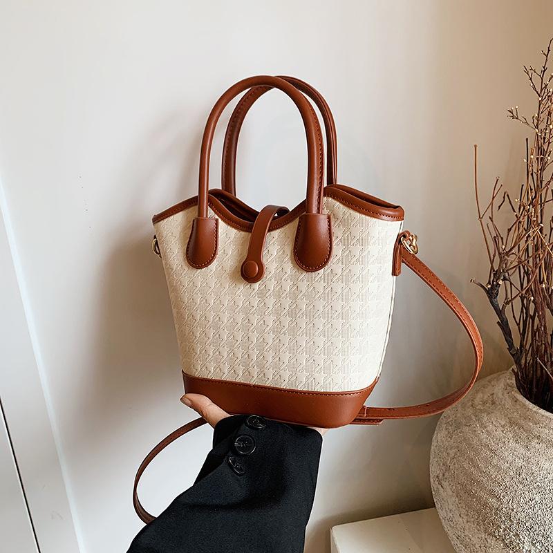 Fashiable Ctrast Color Women s Hand-Bucket Bag New Versatile Crossbody Underarm Bag Elegant Temperament Shoulder Bag 26X20.5X11cm
Fashiable Ctrast Color Women s Hand-Bucket Bag New Versatile Crossbody Underarm Bag Elegant Temperament Shoulder Bag 26X20.5X11cm