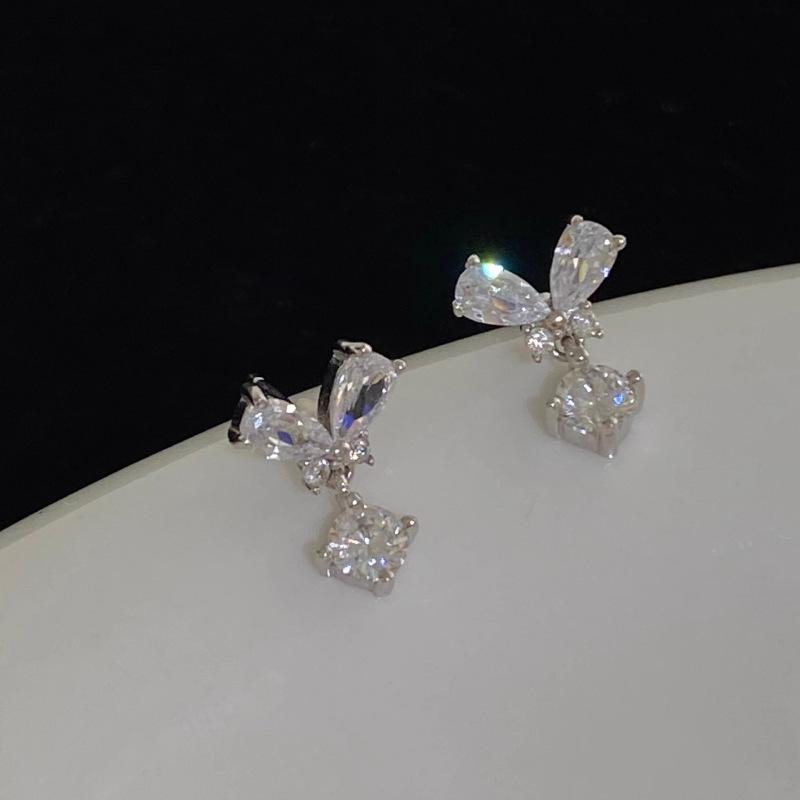 Small Drop Butterfly Temperament Flash Zirconia Earrings Female Light Luxury Wind Fashion Personality Exquisite Hundreds Earrings High-level Earrings
Small Drop Butterfly Temperament Flash Zirconia Earrings Female Light Luxury Wind Fashion Personality Exquisite Hundreds Earrings High-level Earrings