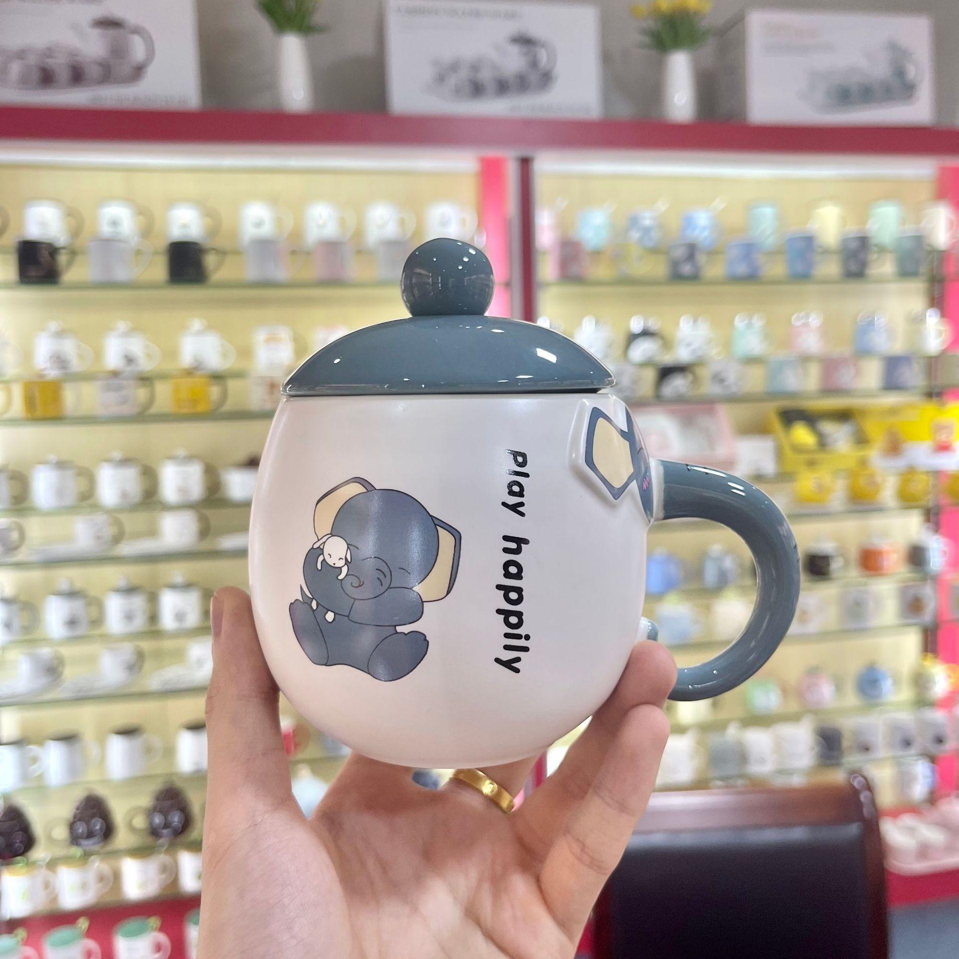 Креативные и милые кружки-слоники Офисные Домашние Керамические чашки Крышки Ложки Студенческие чашки для завтрака и молока Кофейные чашки 400ml
Креативные и милые кружки-слоники Офисные Домашние Керамические чашки Крышки Ложки Студенческие чашки для завтрака и молока Кофейные чашки 400ml