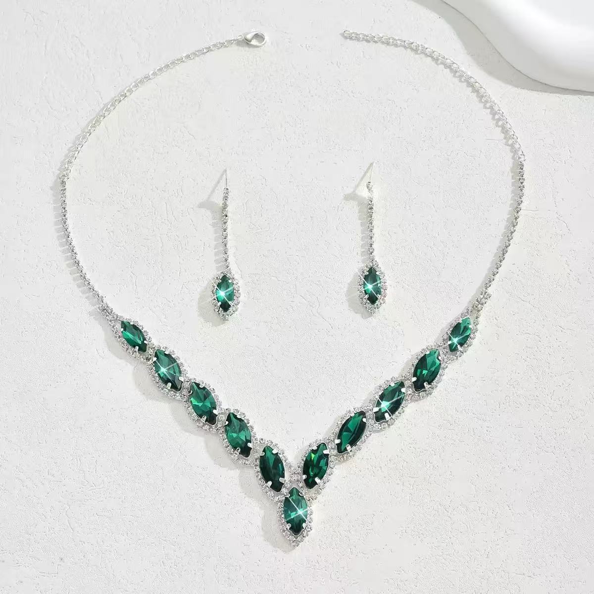 Crystal Rhinestone 2 - Piece Jewelry Set - Simple Versatile Necklace and Earrings for Daily Wear , Party , Gift , Silver зелений
Crystal Rhinestone 2 - Piece Jewelry Set - Simple Versatile Necklace and Earrings for Daily Wear , Party , Gift , Silver зелений
