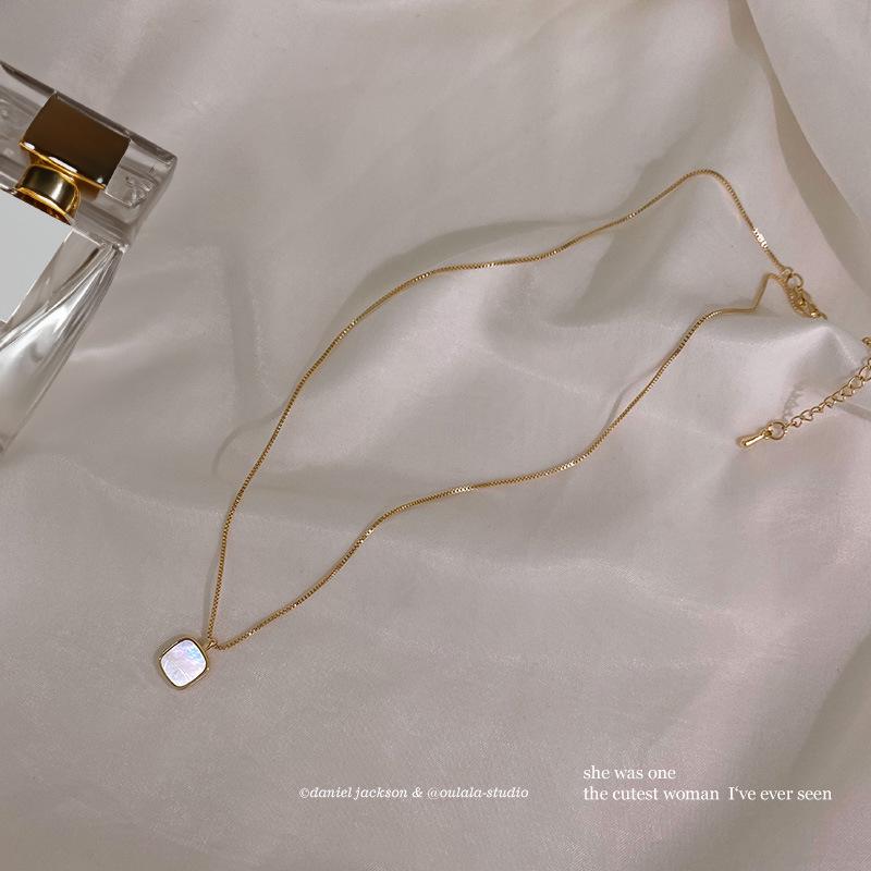 Elegant Square Shell-Effect Women s Necklace - Versatile Clavicle Chain with Minimalistic Design срібний
Elegant Square Shell-Effect Women s Necklace - Versatile Clavicle Chain with Minimalistic Design срібний