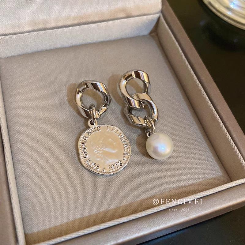 Silver needle asymmetrical pearl figure round brand stud earrings Korean ins fashion earrings cool style personality new earrings
Silver needle asymmetrical pearl figure round brand stud earrings Korean ins fashion earrings cool style personality new earrings