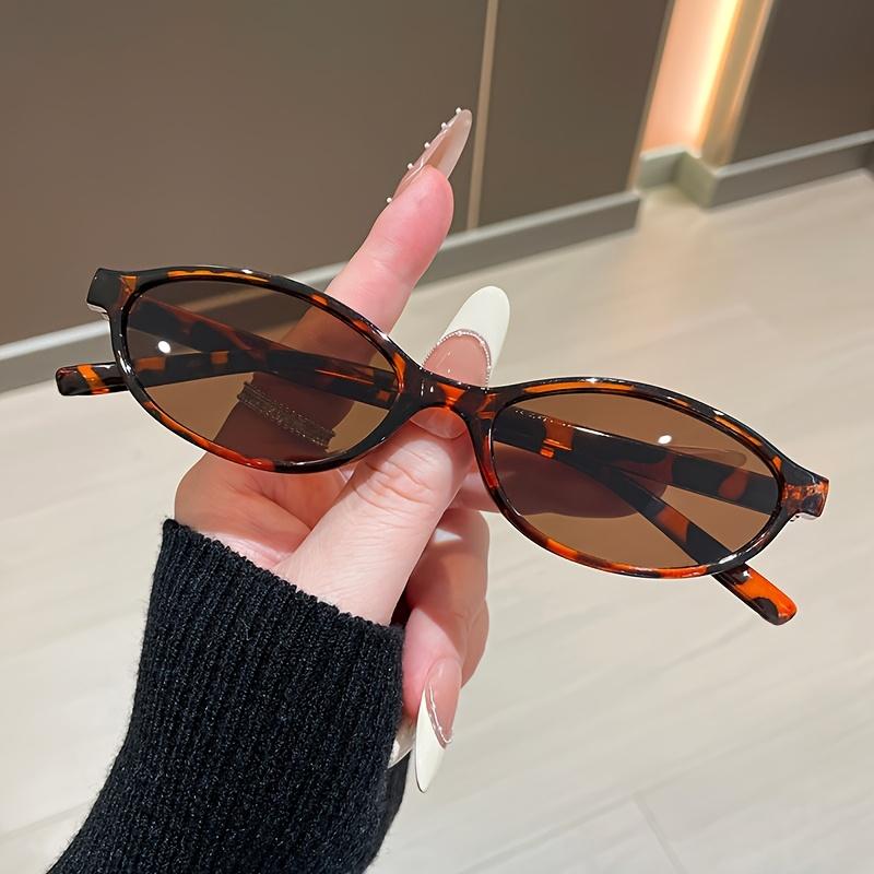 1/4pcs vintage oval Y2K glasses, non‑prescription, lightweight unisex for daily & party wear, ideal gift.
1/4pcs vintage oval Y2K glasses, non‑prescription, lightweight unisex for daily & party wear, ideal gift.