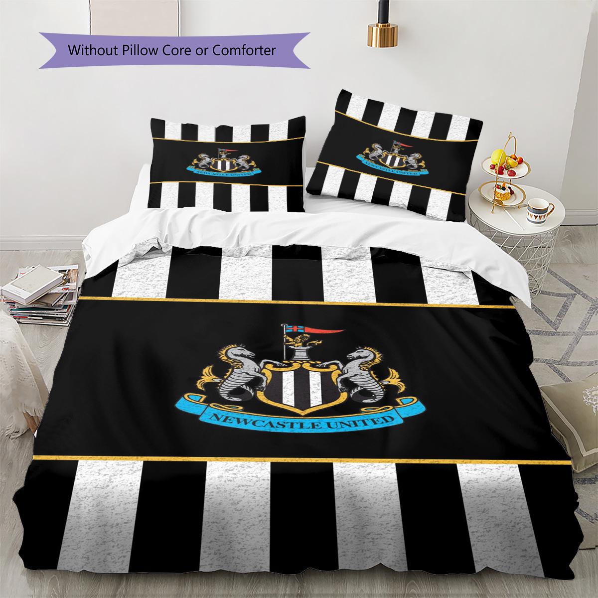 Newcastle United Logo Pattern Bedding Set Quilt Cover Pillowcase Home Decor Gift (1 * duvet cover + 2 * pillowcase, without core) 135x200cm
Newcastle United Logo Pattern Bedding Set Quilt Cover Pillowcase Home Decor Gift (1 * duvet cover + 2 * pillowcase, without core) 135x200cm