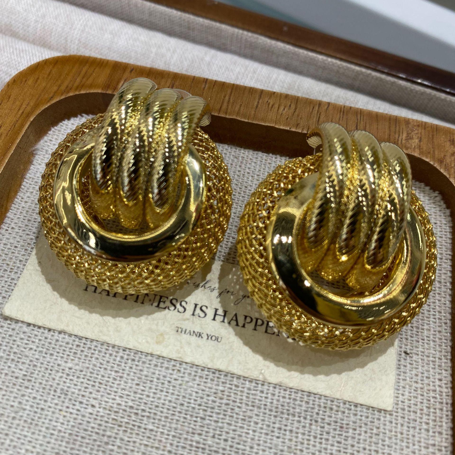 Metal Wind Round Hollow Stud Earrings Fashionable Versatile Exaggerated Earrings High-End Sense Retro Earrings
Metal Wind Round Hollow Stud Earrings Fashionable Versatile Exaggerated Earrings High-End Sense Retro Earrings