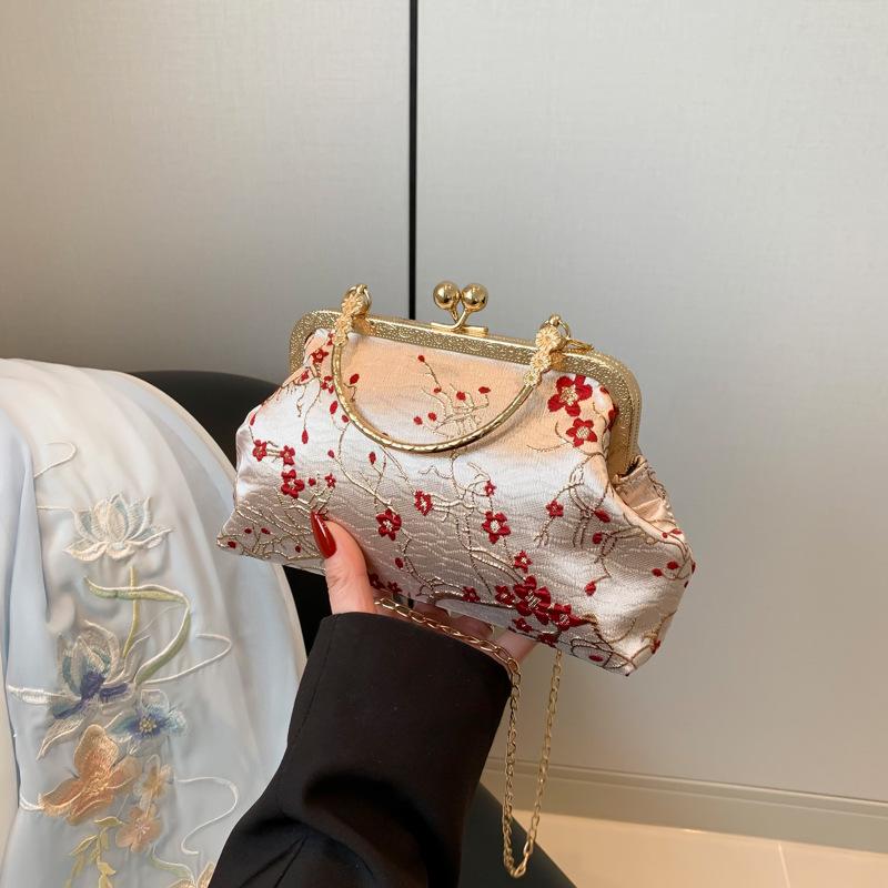 2024 Summer Chinese Style Shell Chain Bag: Fashionable Crossbody and Shoulder Handbag for Women
2024 Summer Chinese Style Shell Chain Bag: Fashionable Crossbody and Shoulder Handbag for Women