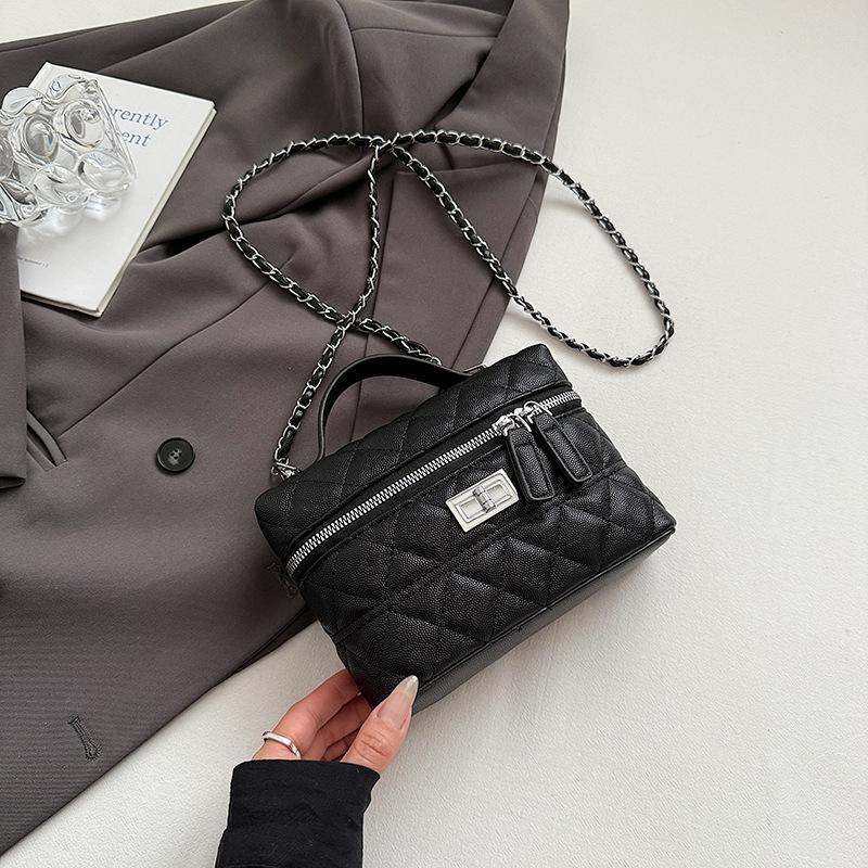 2025 new high-end box bag spring and summer fashion diamond shoulder bag simple casual women s bag
2025 new high-end box bag spring and summer fashion diamond shoulder bag simple casual women s bag