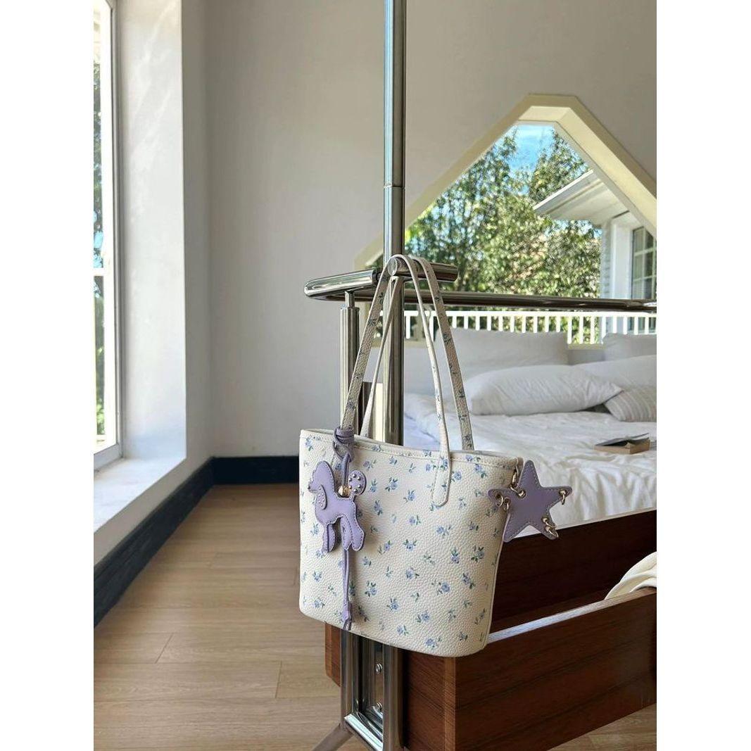 Floral Market Tote Bag Women Cartoon Purple Charm Cute Shoulder Purse Ladies Leather Large Capacity Commuter Handbag 2025 New 21x19x10cm белый
Floral Market Tote Bag Women Cartoon Purple Charm Cute Shoulder Purse Ladies Leather Large Capacity Commuter Handbag 2025 New 21x19x10cm белый